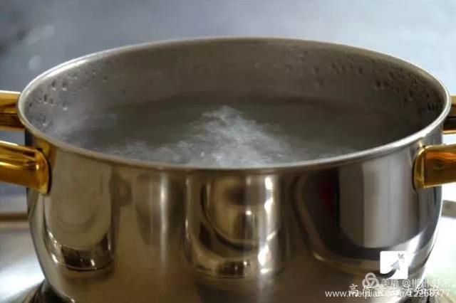 小孩掉进沸水锅小孩掉进沸水锅，紧急应对与预防措施