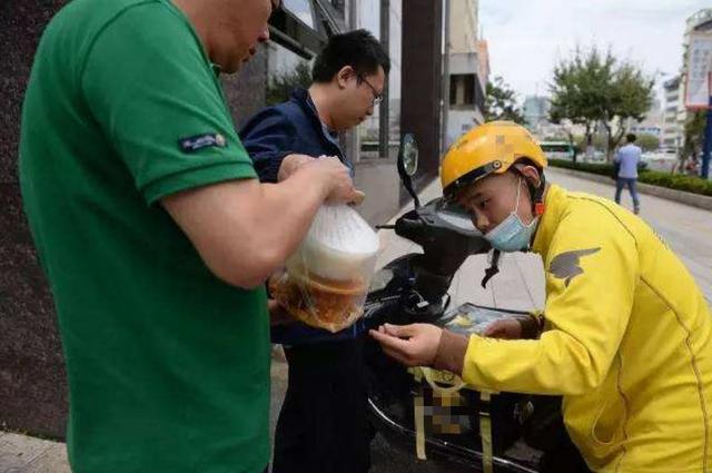 外卖员让下楼拿外卖员让下楼拿的背后，理解、尊重与共赢