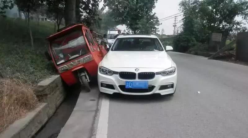 小伙骑车剐蹭 全程只说一句话小伙骑车剐蹭，一句话化解尴尬