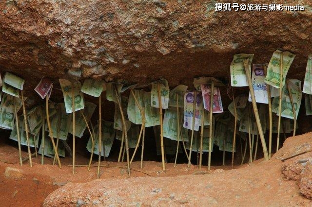 大爷摆摊自称送20万现金 没人敢拿大爷摆摊自称送20万现金但没人敢拿的情况听起来有些奇怪。这种情况可能涉及到一些复杂的因素，以下是一些可能的解释