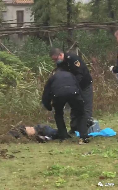 情侣亲热致坠崖身亡这是一个非常令人痛心和悲伤的事件。情侣在亲热时发生意外坠崖身亡，是一种非常不幸的意外事件。