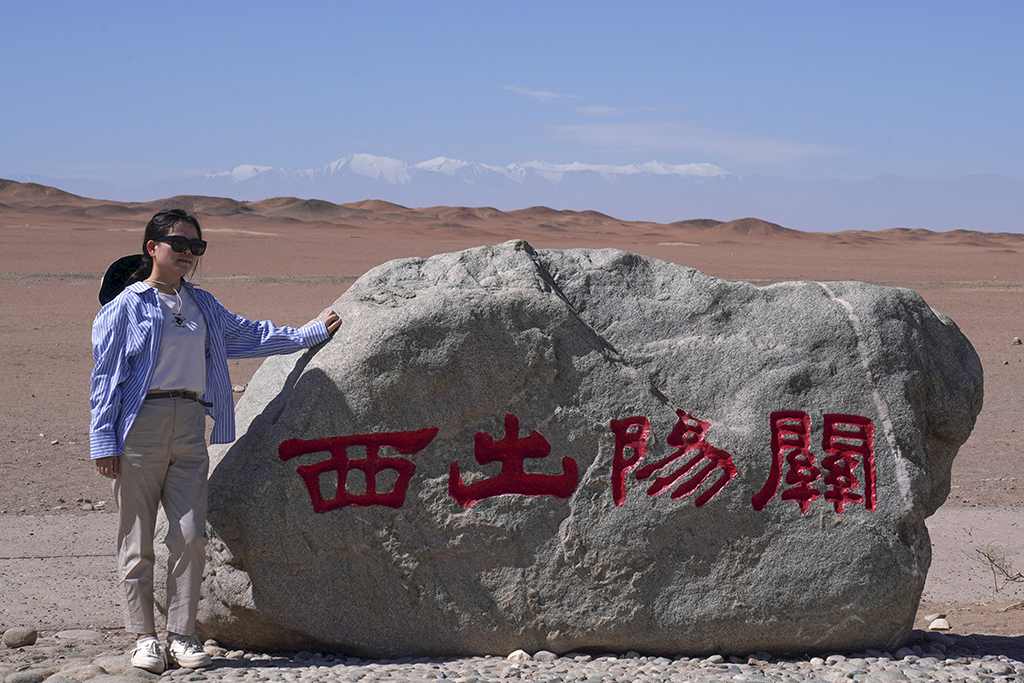 现在西出阳关都是人现在西出阳关都是人，旅行热潮下的新景象