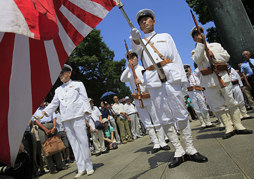 东京举行反靖国神社游行东京举行反靖国神社游行，民众抗议与争议交织