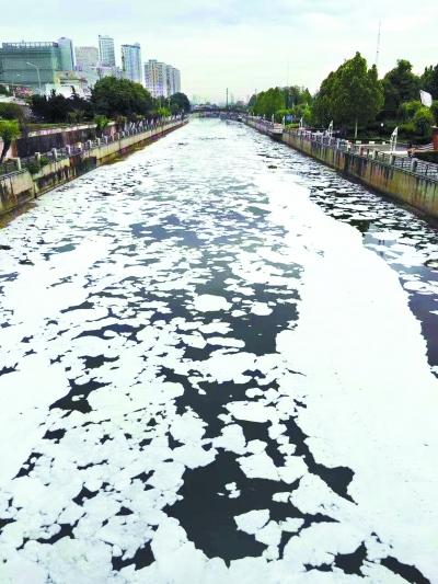 沈阳白塔河现白色泡沫原因查明沈阳白塔河出现白色泡沫的原因已经查明。据辽宁省沈阳市生态环境局官方的消息，这些泡沫主要是由于河水中的藻类在特定条件下大量繁殖，聚集在河面表层形成的泡沫状物质。这种情况在夏季高温季节较为常见，特别是在水质相对较差的区域。此外，还有一些其他因素也可能对泡沫的形成产生影响，如河水中存在的洗涤剂和其他化学物质等。