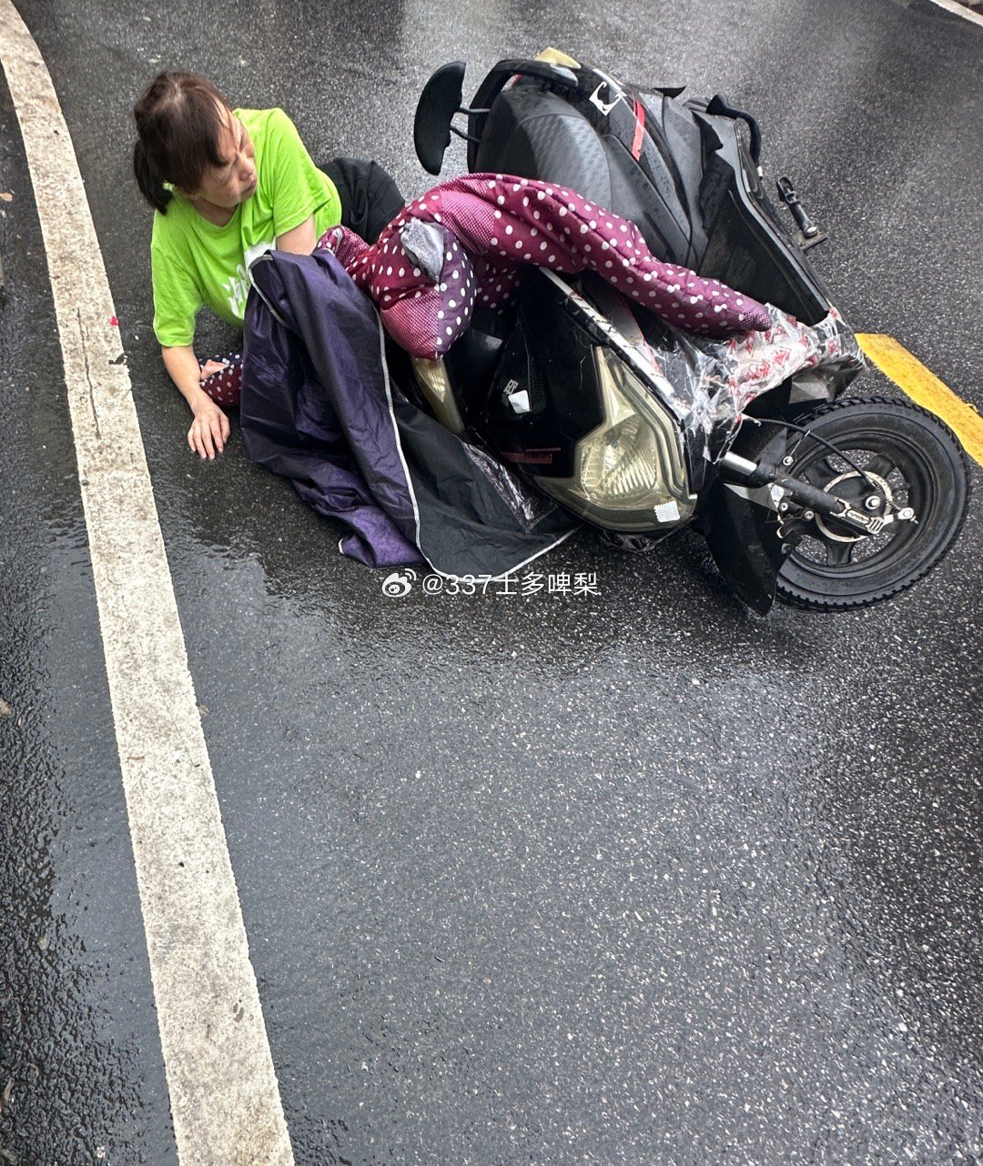 女子单手骑车摔倒 为啥7米外汽车担责女子单手骑车摔倒，而7米外的汽车担责的原因可能是由于这辆汽车与女子骑车时存在一定的关联，例如汽车可能妨碍了女子的视线、行驶速度过快未能及时反应危险情况或存在其他不当行为导致女子摔倒。这种情况下的责任判定需要考虑多个因素，如道路状况、车辆行驶情况、女子的行为等。