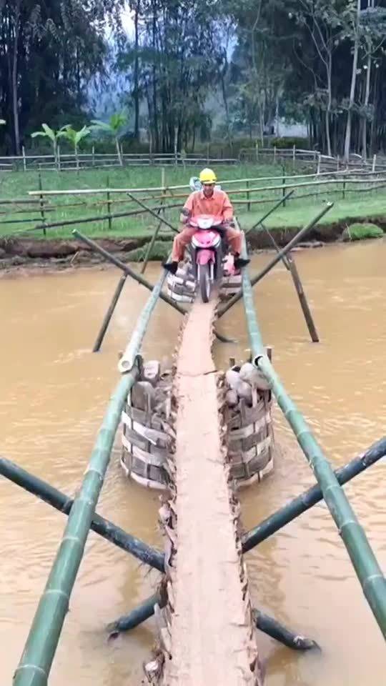 遇水搭桥 逢石开路遇水搭桥，逢石开路是一种形容面对困难和挑战时的积极态度和行动方式。