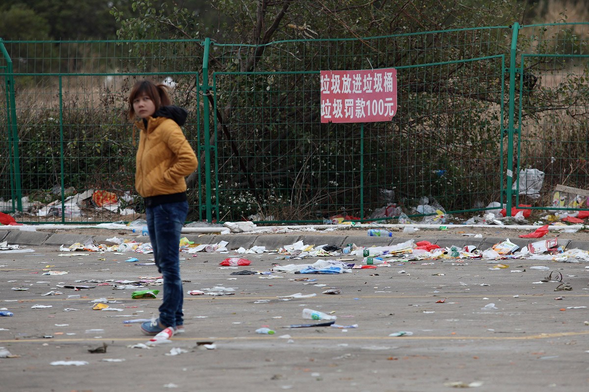 高速服务区扔垃圾高速服务区扔垃圾，文明驾驶与环保责任的体现
