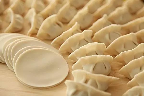 女子把袋装饺子倒进塑料袋按散装称女子倒袋装饺子进塑料袋按散装称重背后的真相与误解