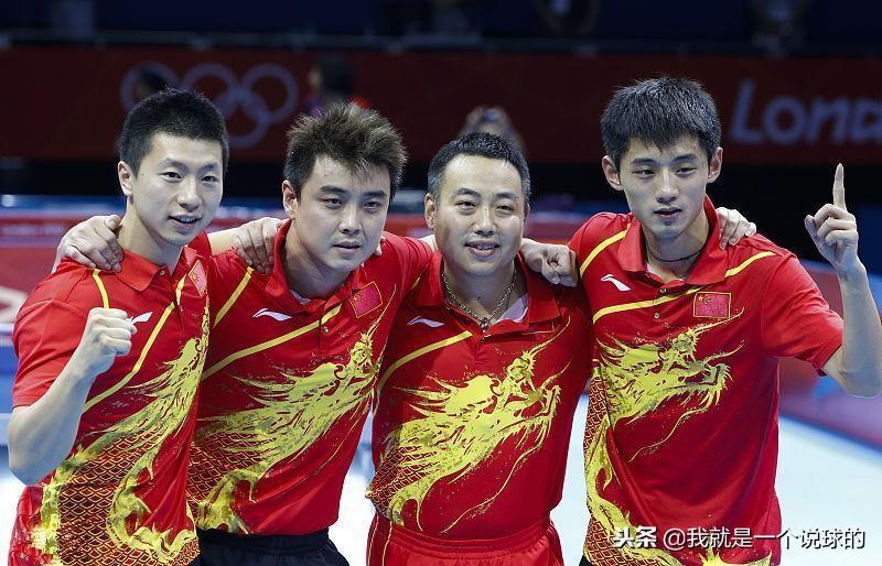 张本智和先与王皓握手再脱衣庆祝张本智和的独特庆祝方式，先与王皓握手，再脱衣庆祝