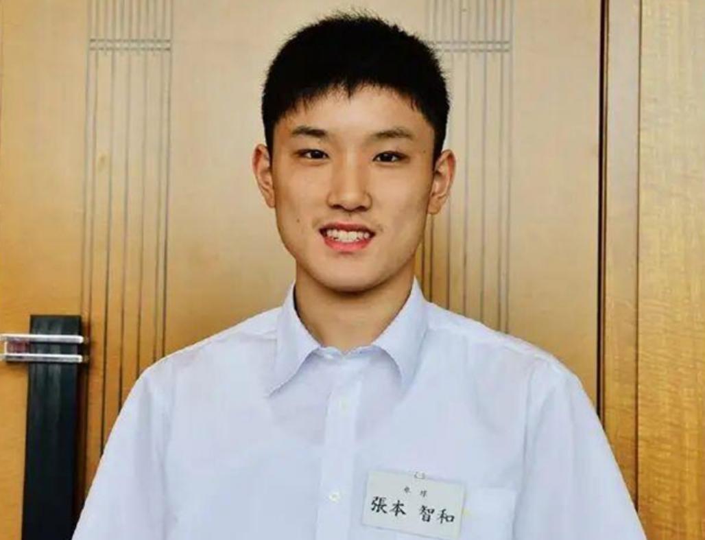 张本智和夺冠后脱衣庆祝 并亮出球衣张本智和夺冠后激情庆祝，亮出球衣展现荣耀时刻