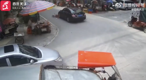 遭车碾压后起身站立遭车碾压后起身站立——逆境中的坚韧与力量