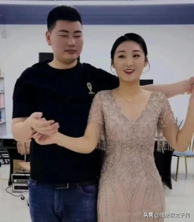 丈夫抱怨没吃到蛋妻子崩溃 同意离婚这是一个涉及到家庭关系和情感冲突的情况，需要夫妻双方冷静地沟通和理解。在这种情况下，丈夫抱怨没有吃到蛋，可能只是表达他对日常生活中某些不满或者对妻子的不满，而妻子感到崩溃并同意离婚，可能是因为这种小事情触发了她长期以来积累的不满和失望。