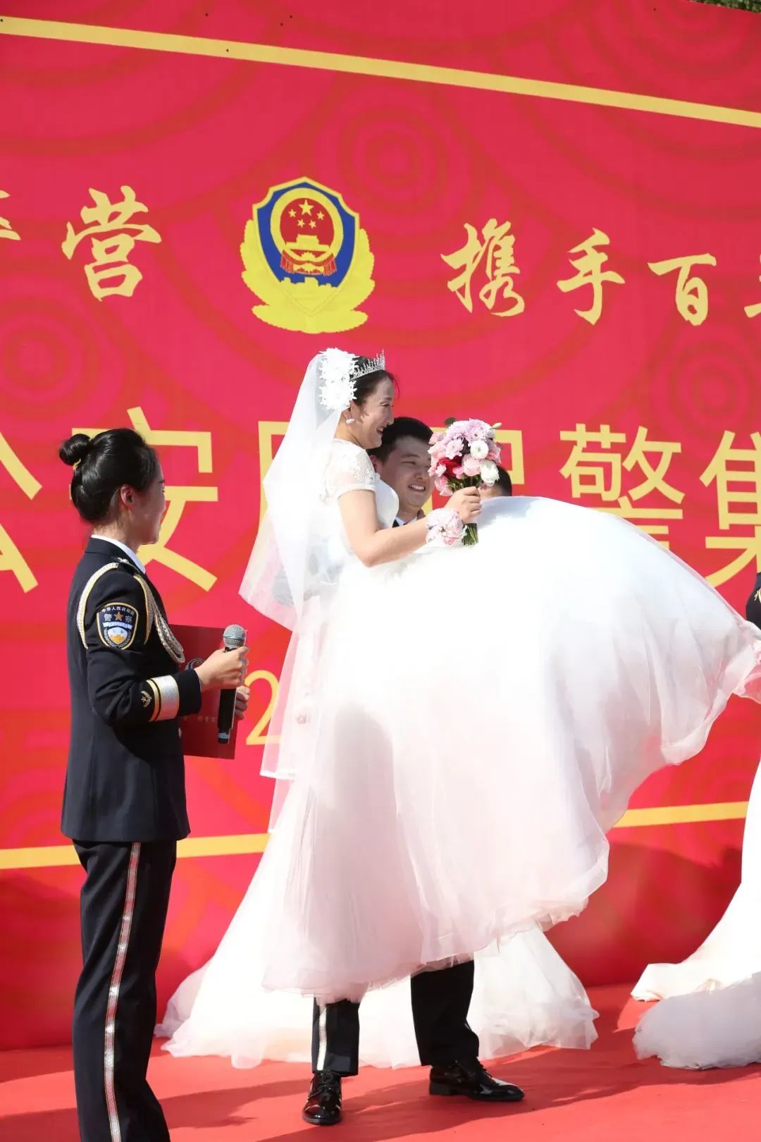 警察婚礼用囚犯干活警察婚礼的独特场景，囚犯参与庆典活动
