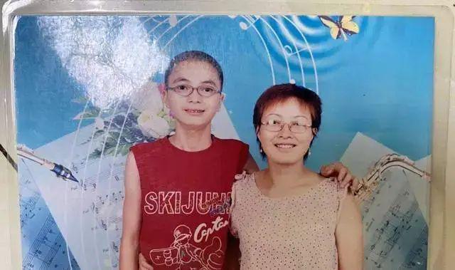 熊孩子坐飞机熊孩子坐飞机这个短语通常指的是在飞机上有一些行为不当或吵闹的孩子。在飞行过程中，孩子们可能会因为环境陌生或长时间坐立而感到不安或兴奋，从而做出一些打扰到其他乘客的行为。