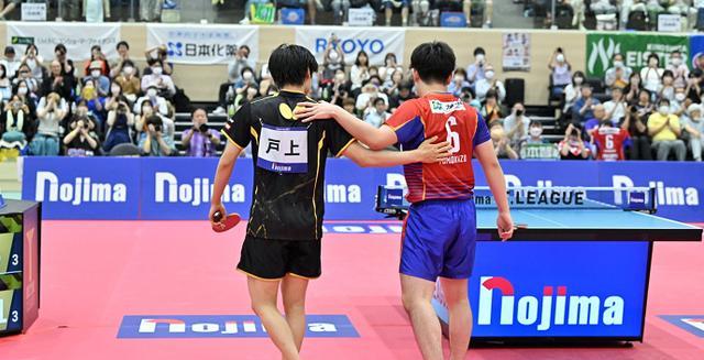张本智和夺冠后脱衣庆祝 并亮出球衣张本智和夺冠后脱衣庆祝，亮出球衣——热血瞬间，荣耀时刻