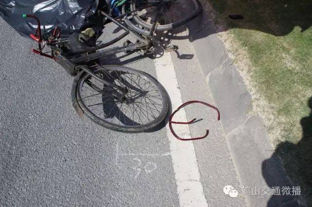单手骑自行车被撞如果你单手骑自行车被撞了，首先要确保自己的安全，检查是否有受伤。如果有明显的伤势，请立即寻求医疗帮助。如果没有受伤，那么接下来可以考虑处理事故的相关事宜。