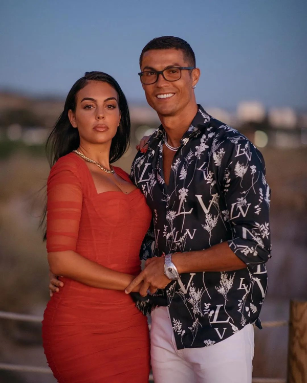 C罗向乔治娜求婚C罗向乔治娜求婚，爱情的力量与体育界的热议风暴