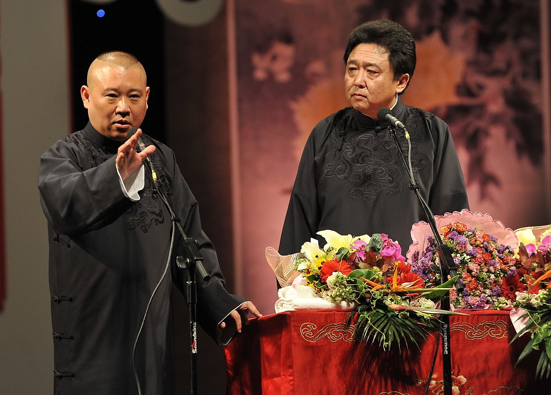 郭德纲三大爱好与于谦反差巨大郭德纲和于谦是中国相声界的两位知名艺人，他们的三大爱好展现出了巨大的反差。
